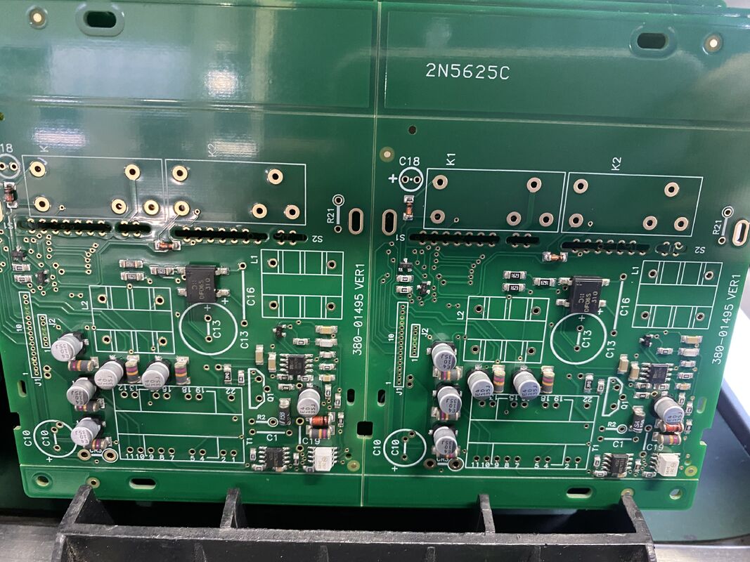 Ensamblaje de PCB industrial con espesor máximo T superior a 4.5 mm. Ofrecemos capacidades de ensamblaje para placas de circuito impreso de alta resistencia.