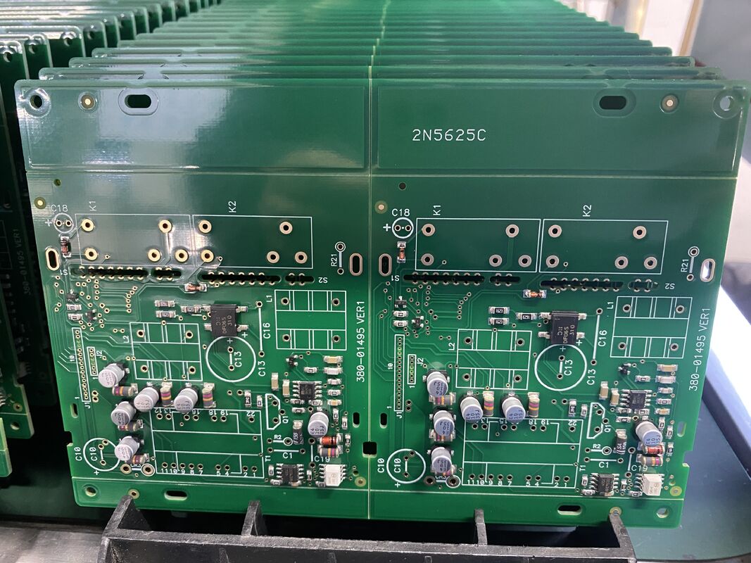 Ensamblaje de PCB industrial con espesor máximo T superior a 4.5 mm. Ofrecemos capacidades de ensamblaje para placas de circuito impreso de alta resistencia.