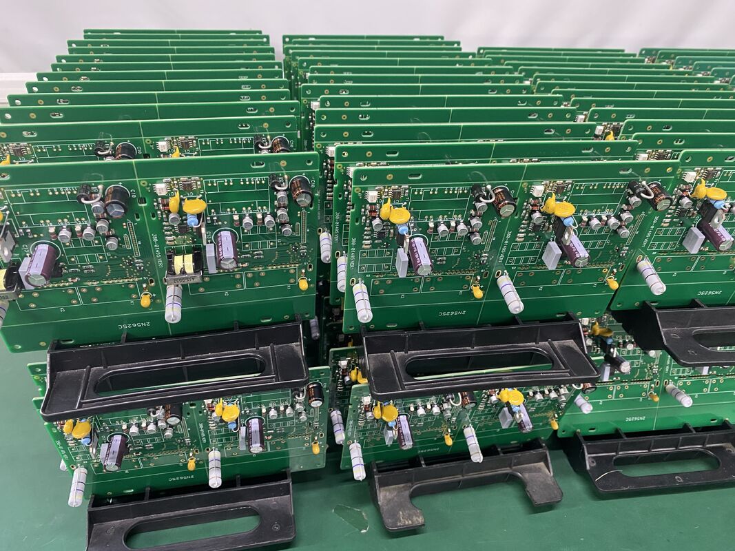 Ensamblaje de PCB industrial con espesor máximo T superior a 4.5 mm. Ofrecemos capacidades de ensamblaje para placas de circuito impreso de alta resistencia.
