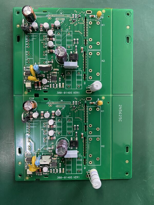 Ensamblaje de PCB industrial con espesor máximo T superior a 4.5 mm. Ofrecemos capacidades de ensamblaje para placas de circuito impreso de alta resistencia.
