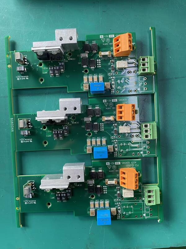 Fabricación de PCB con máscara de soldadura verde que ofrece 2,0 mm de grosor y orificio láser mínimo de 0,075 mm para rendimiento en ensamblajes electrónicos