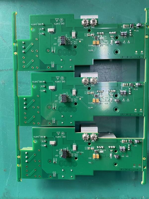 Fabricación de PCB con máscara de soldadura verde que ofrece 2,0 mm de grosor y orificio láser mínimo de 0,075 mm para rendimiento en ensamblajes electrónicos
