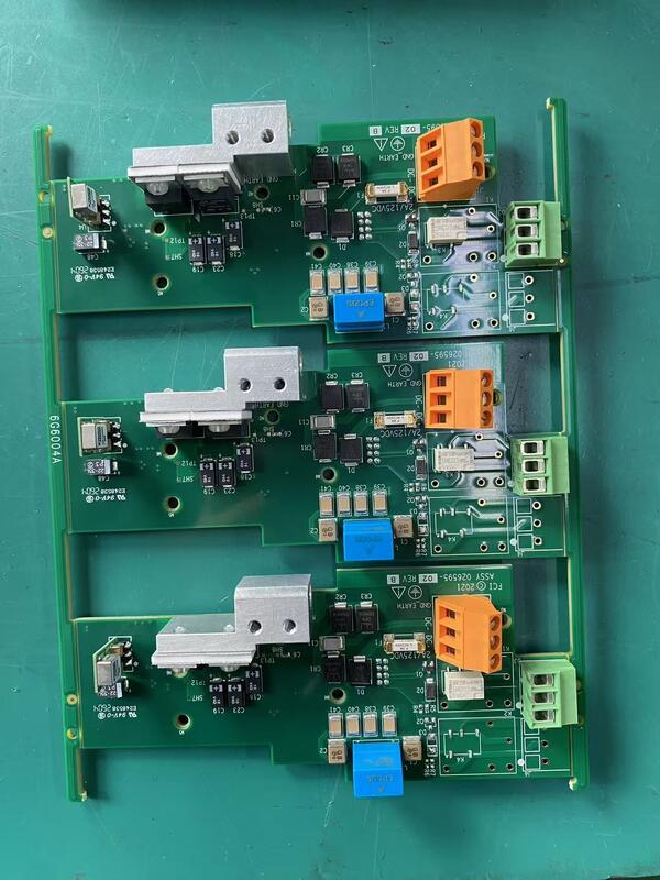 Fabricación de PCB con máscara de soldadura verde que ofrece 2,0 mm de grosor y orificio láser mínimo de 0,075 mm para rendimiento en ensamblajes electrónicos